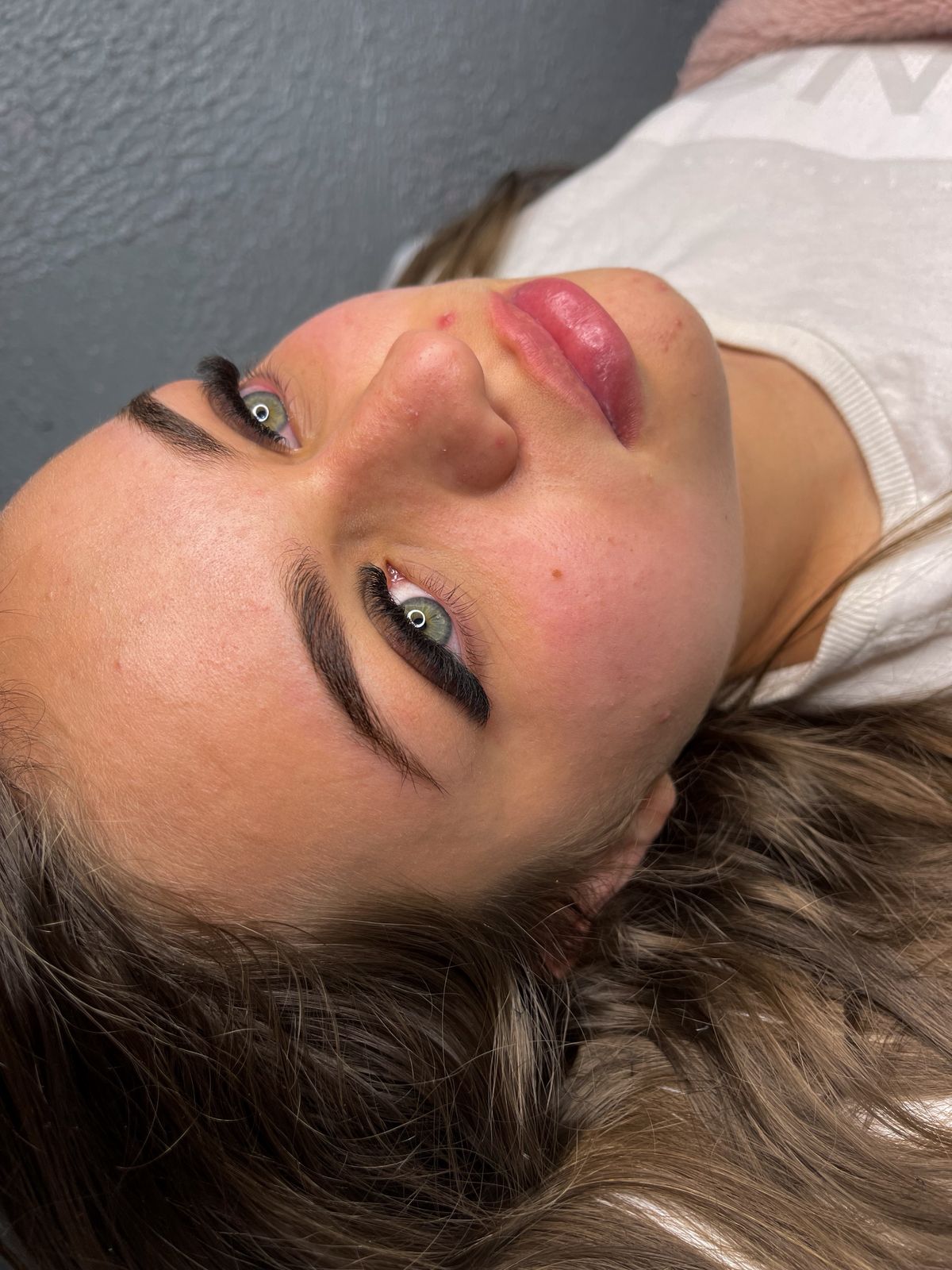 Uma foto de uma mulher com um procedimento feito nos cílios.